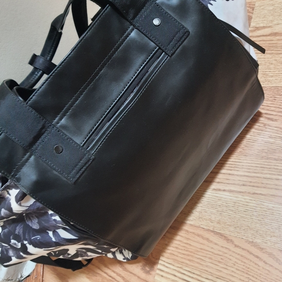 Lululemon Large Gym Bag - Picture 4 of 8